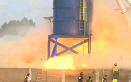 Confirman que 2 bomberos están en terapia intensiva tras explosión en fábrica de colchones