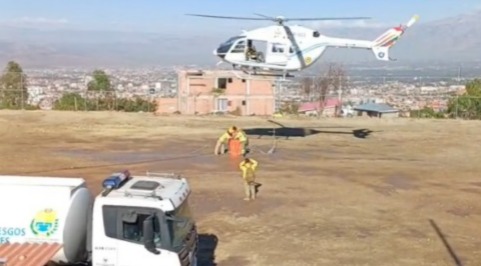 Helicóptero realiza tareas de enfriamiento tras incendio en el Parque Nacional Tunari