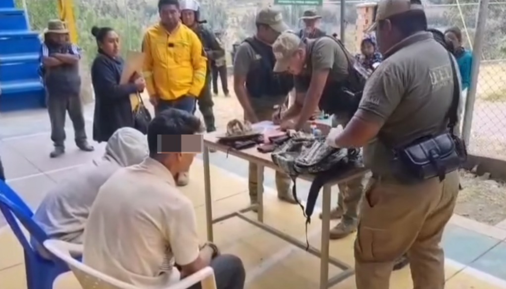 Aprehenden a 2 personas que provocaron un incendio que afectó siete hectáreas de pajonales en Cochabamba