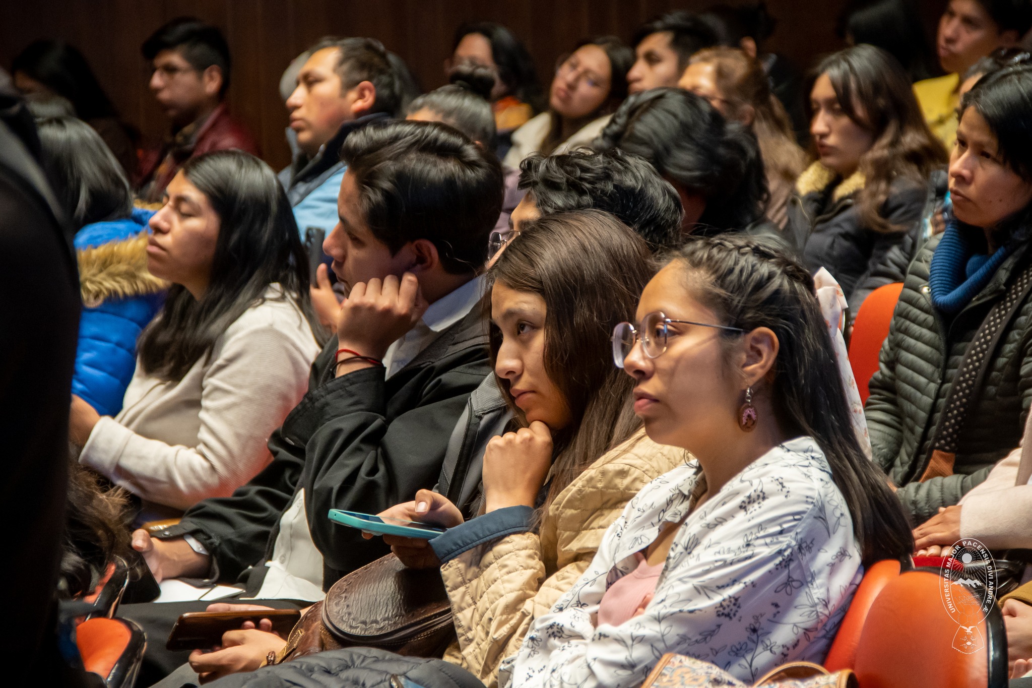 Mujeres estudian más años y superan a los hombres en formación en educación superior