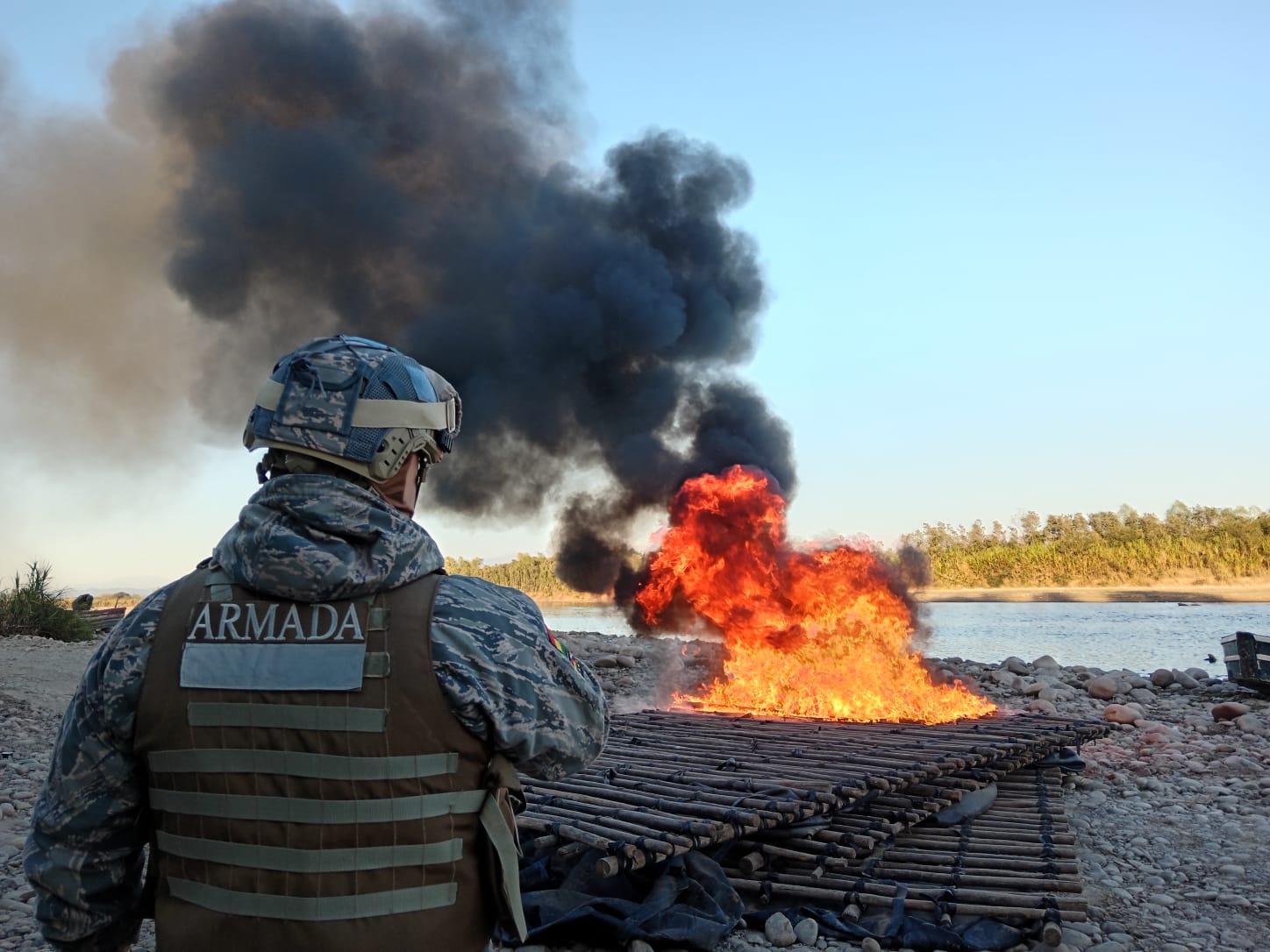 Armada destruye gomones y decomisa productos de contrabando en Bermejo