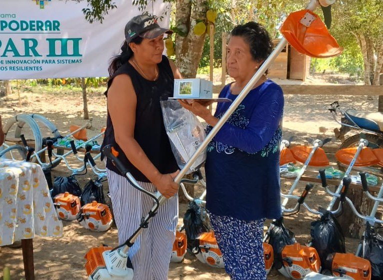 En Cobija entregan equipamiento a mujeres productoras para construir viveros agroforestales