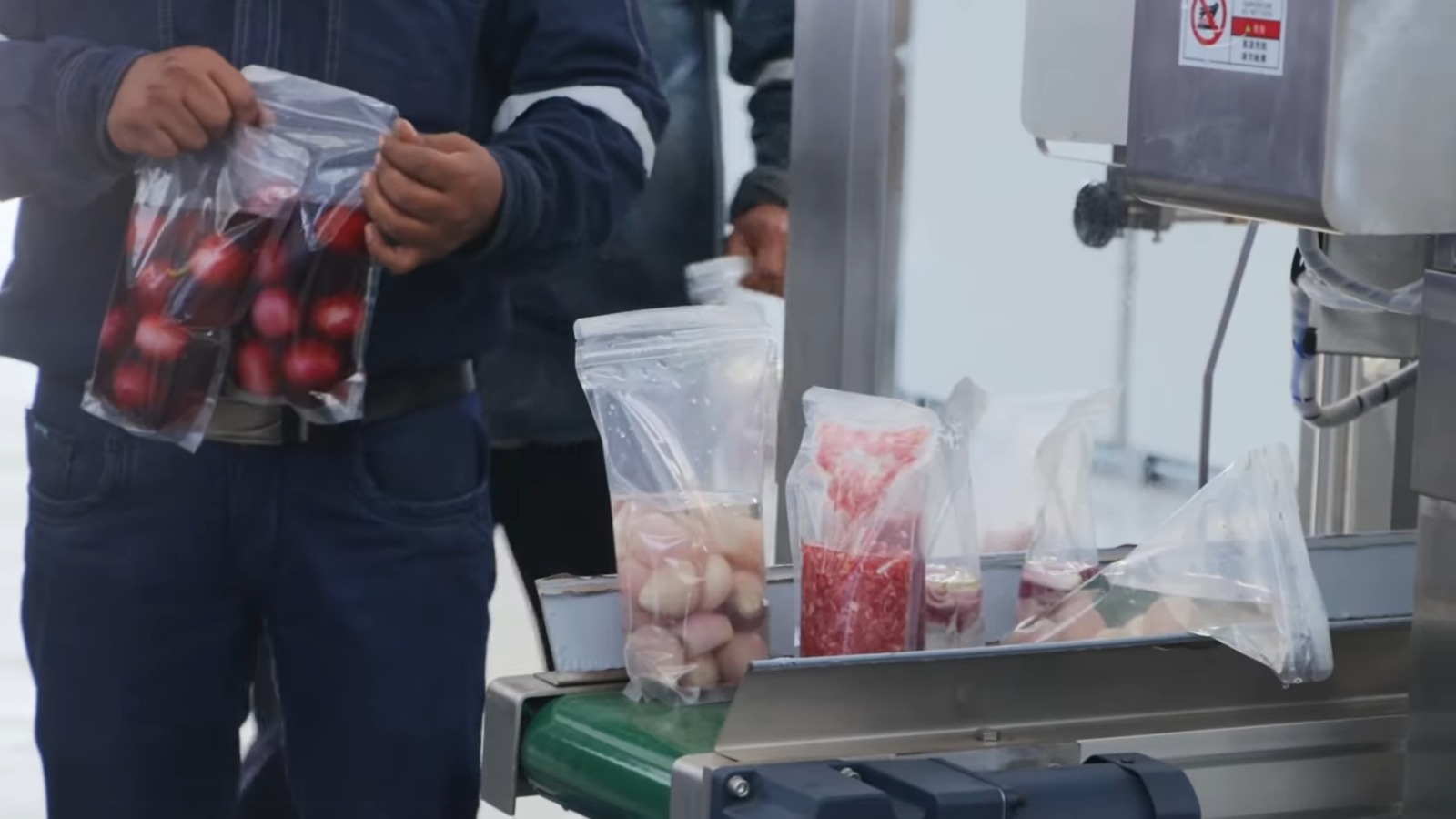 Pruebas de envasado de cebolla de la planta industrial de Mizque. Captura: RRSS Radio Tv de Mizque