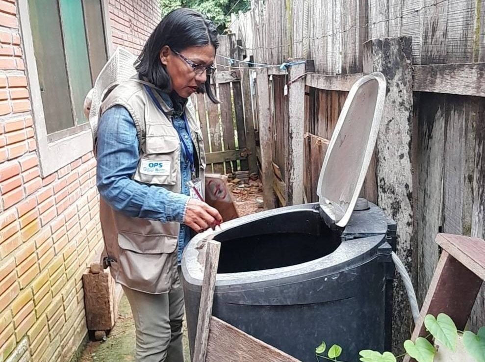 Monitoreo a potenciales criaderos de larvas del mosquito trasmisor del dengue. Foto: RRSS Sedes Pando