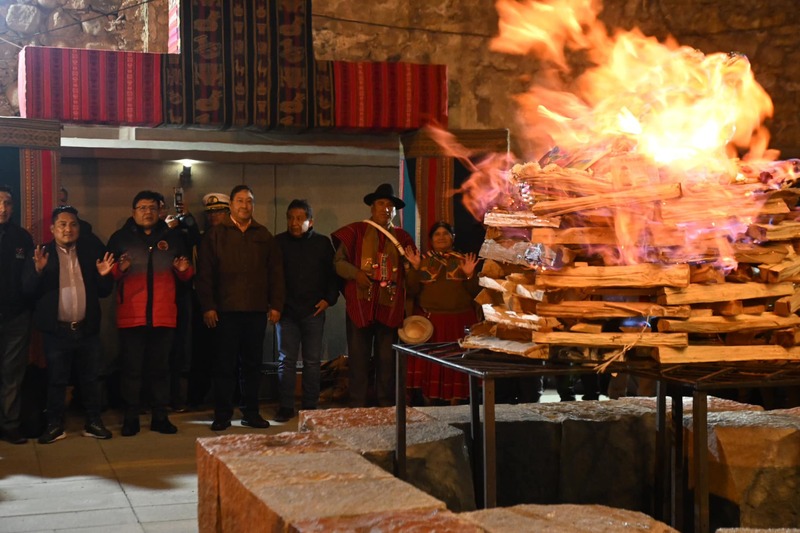 Arce ofrece una ofrenda a la Pachamama y asegura que Bolivia superará las adversidades