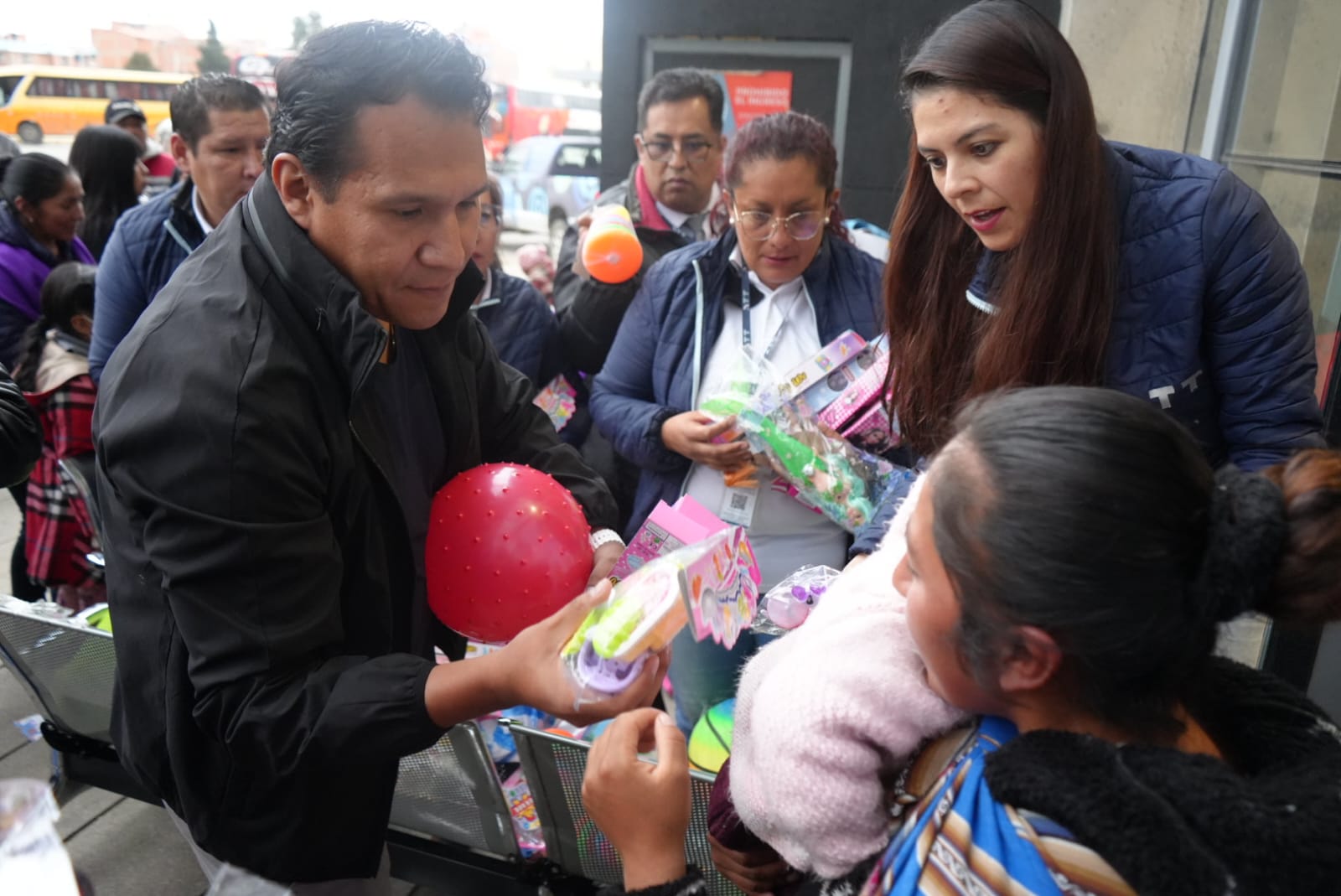 Cierran campaña solidaria en El Alto con entrega de más de 4.400 juguetes a niños