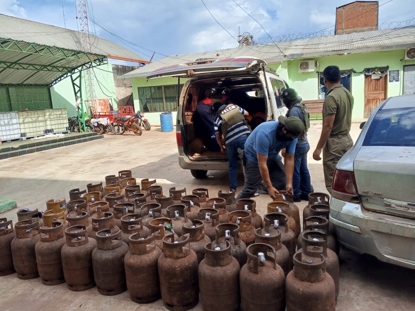 81 garrafas con GLP encontradas en una movilidad indocumentada. Foto: Fiscalía General del Estado