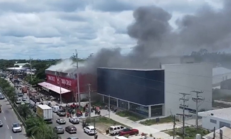 Bomberos luchan contra incendio de magnitud que consume una empresa importadora en Santa Cruz 