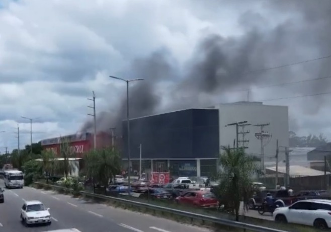 Bomberos luchan contra incendio de magnitud que consume una empresa importadora en Santa Cruz 