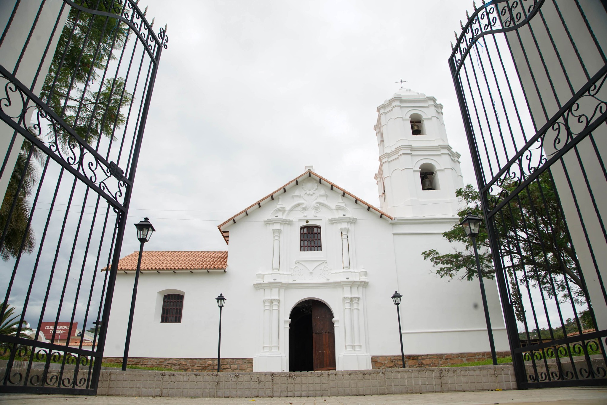 En Tomina entregan 92 viviendas, oficinas del Banco Unión y la restauración del Templo de Santiago de la Frontera