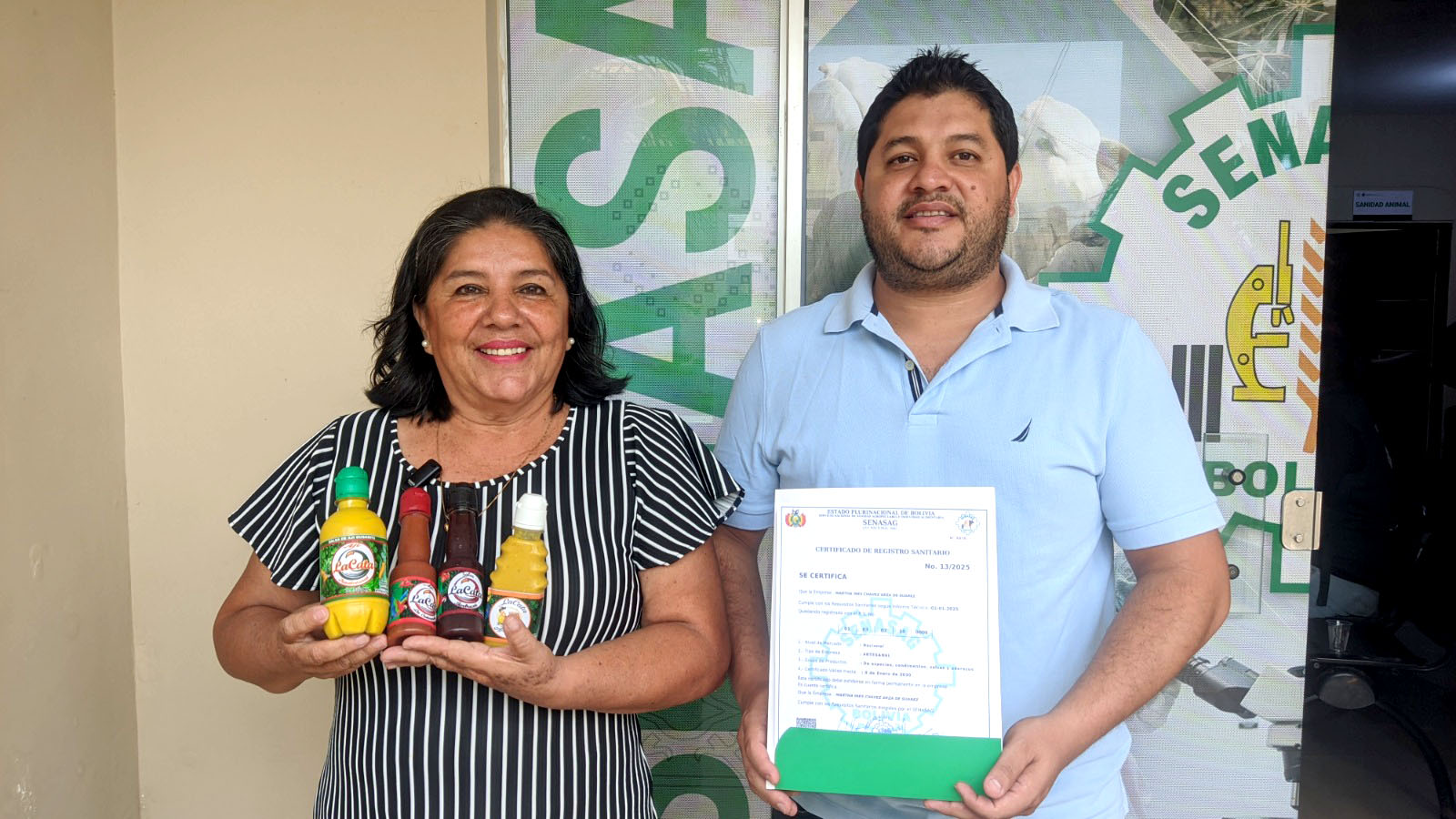 Emprendedora con su Certificado de Registro Sanitario en Beni. Foto: Senasag Bolivia