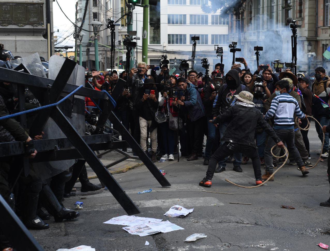 Policía reporta periodistas afectados por petardos y dos evistas arrestados
