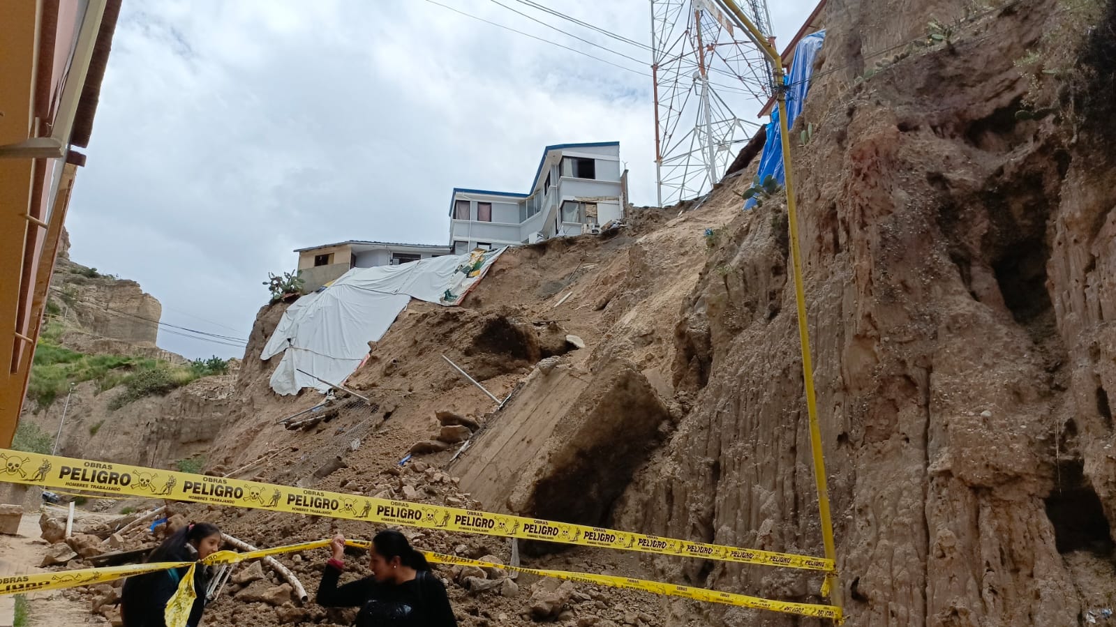 Cae un talud en Alto La Florida, están en riesgo de desplome viviendas y una antena