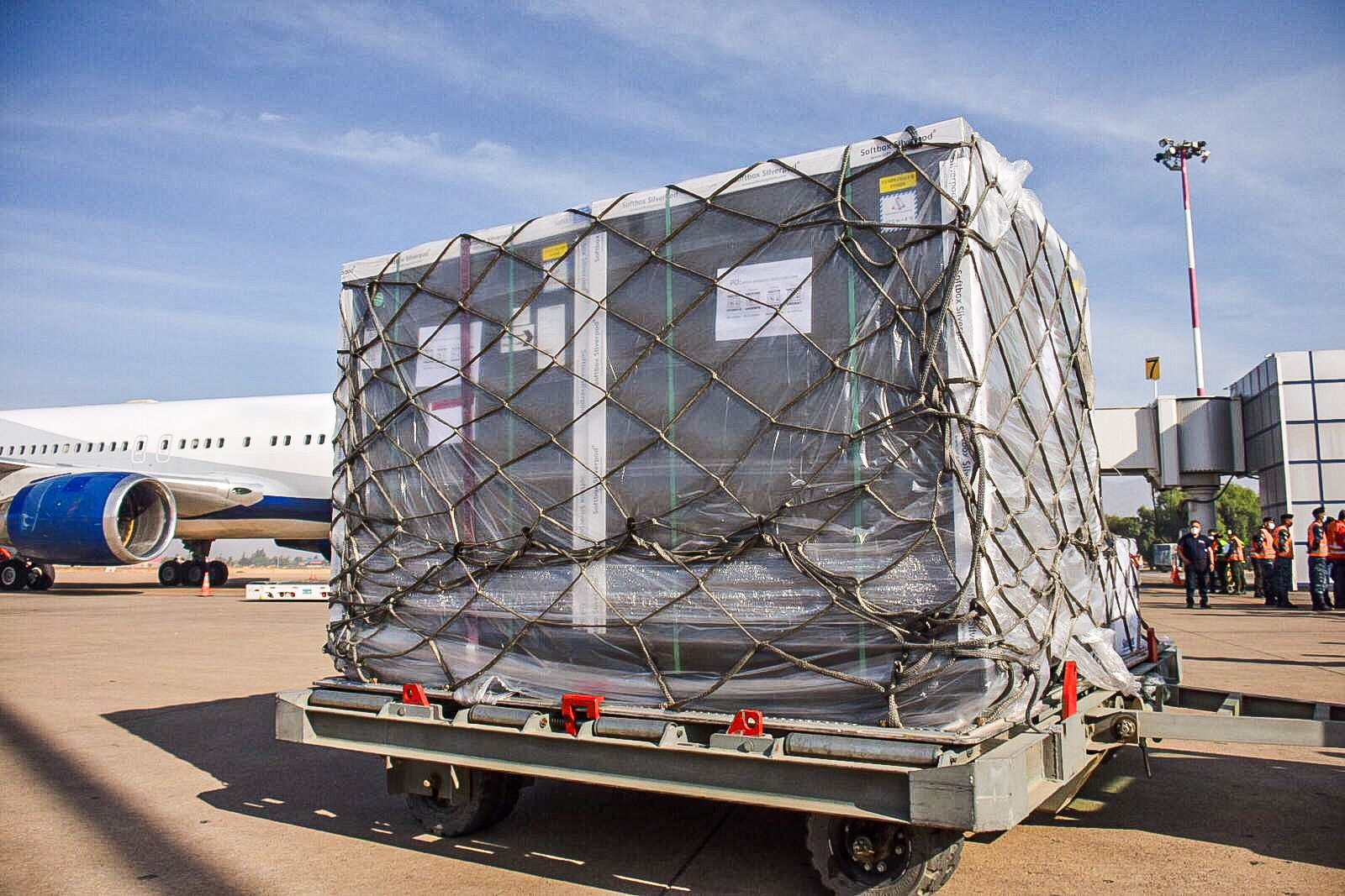 Cargamento con dosis de vacunas Pfizer, Aereopuerto Internacional de El Alto. Foto: MSyD