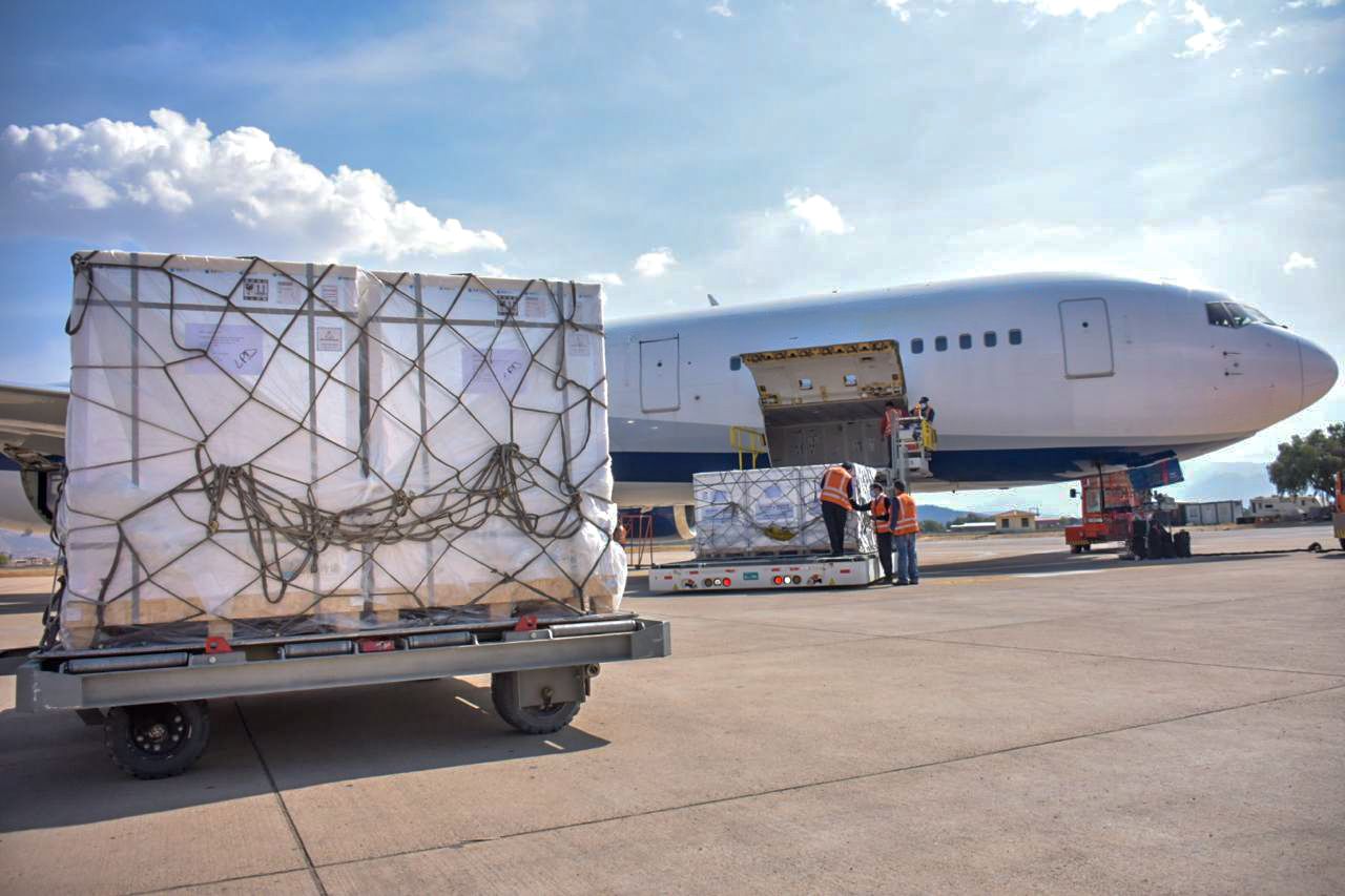 Cargamento con dosis de vacunas Pfizer, Aereopuerto Internacional de El Alto. Foto: MSyD