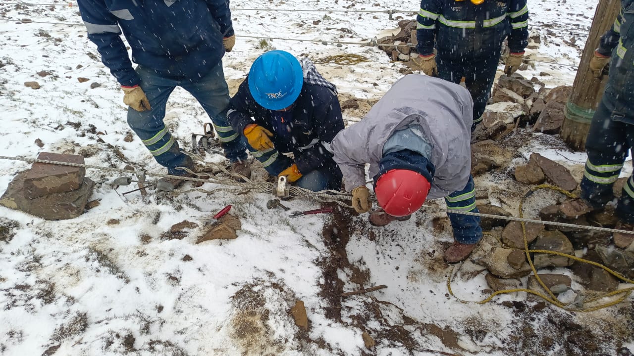 Tras intensa nevada ENDE restituye el servicio eléctrico en la localidad paceña de Viloco