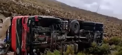 Colisión entre 5 camiones en la vía Tambo Quemado – Patacamaya deja fallecidos y heridos