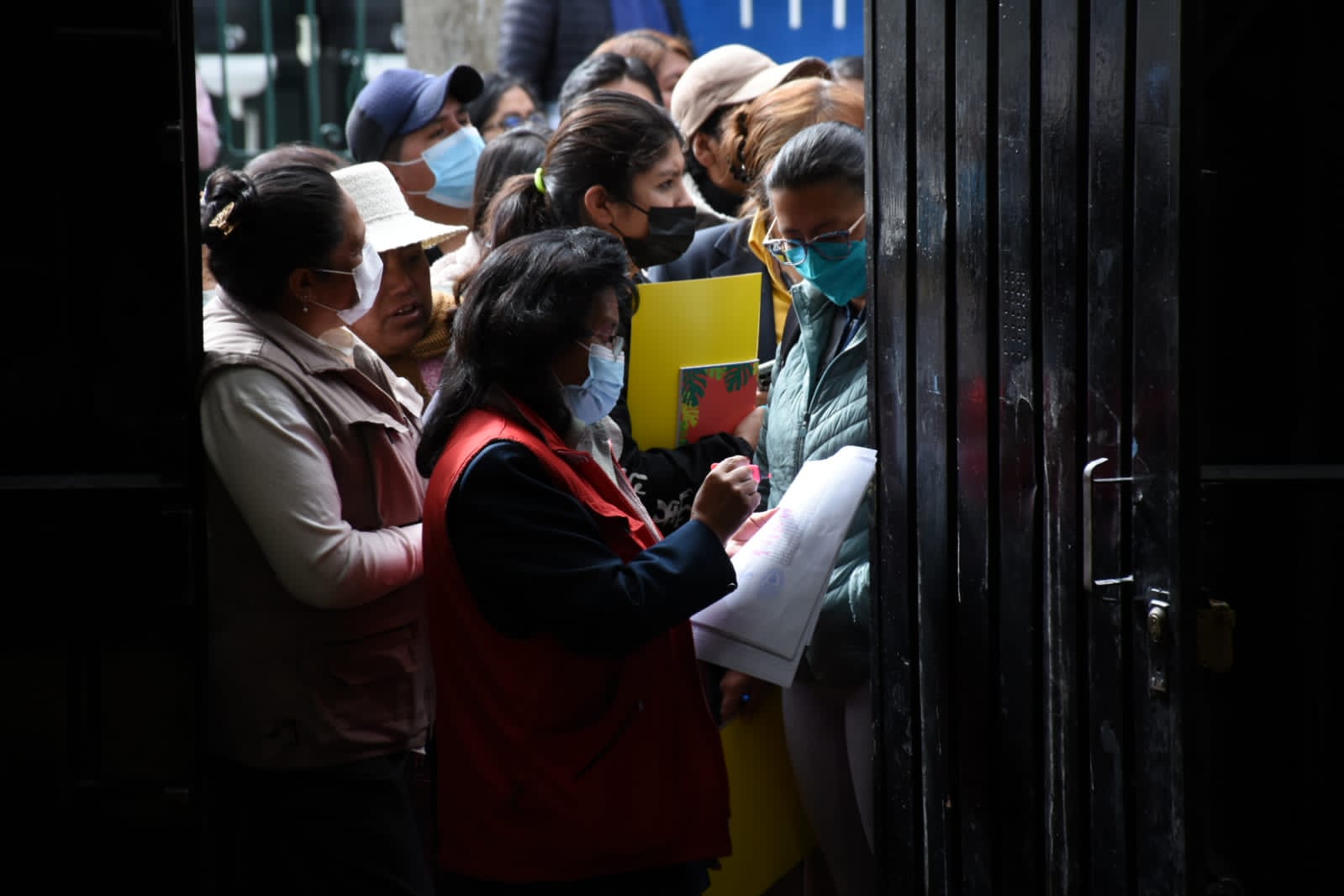Educación no permitirá cobros indebidos en colegios fiscales ni privados, pide denunciar 