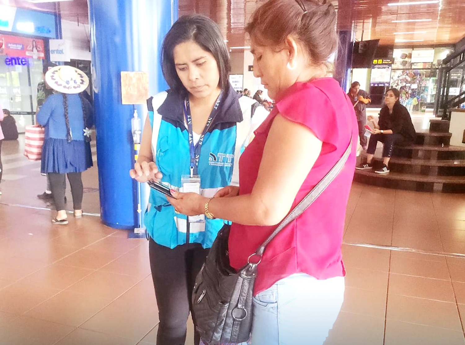 Funcionaria de la ATT atendiendo consultas de una pasajera en una terminal. Foto: ATT