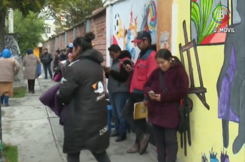 Educación aclara que no es necesario formar filas en colegios, solo se inscriben estudiantes nuevos
