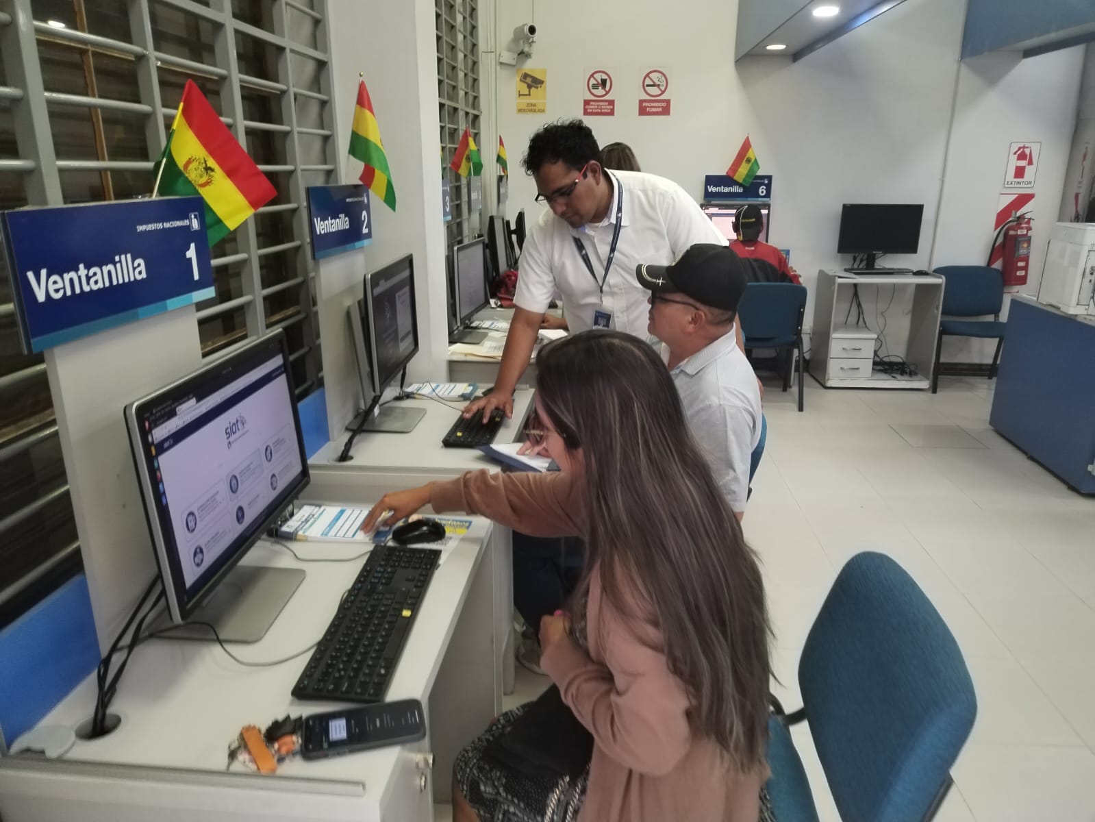 Contribuyentes resaltan los servicios que brindan los “Kioscos Tributarios” en Cochabamba 