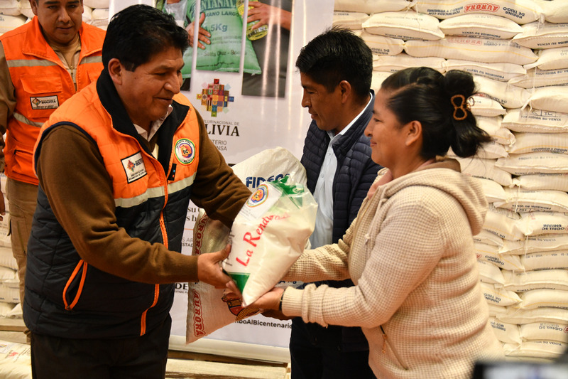 Gobierno envía 2.2 toneladas de alimentos y maquinaria a familias afectadas por una riada en Caranavi