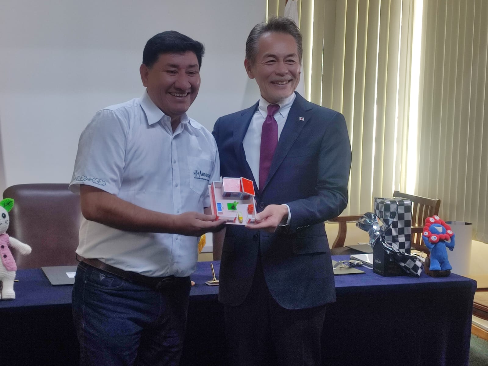 Alcalde de Mineros, Salvador Torrejón junto al Embajador de Japón en Bolivia, Hiroshi Onomura. Foto: ABI