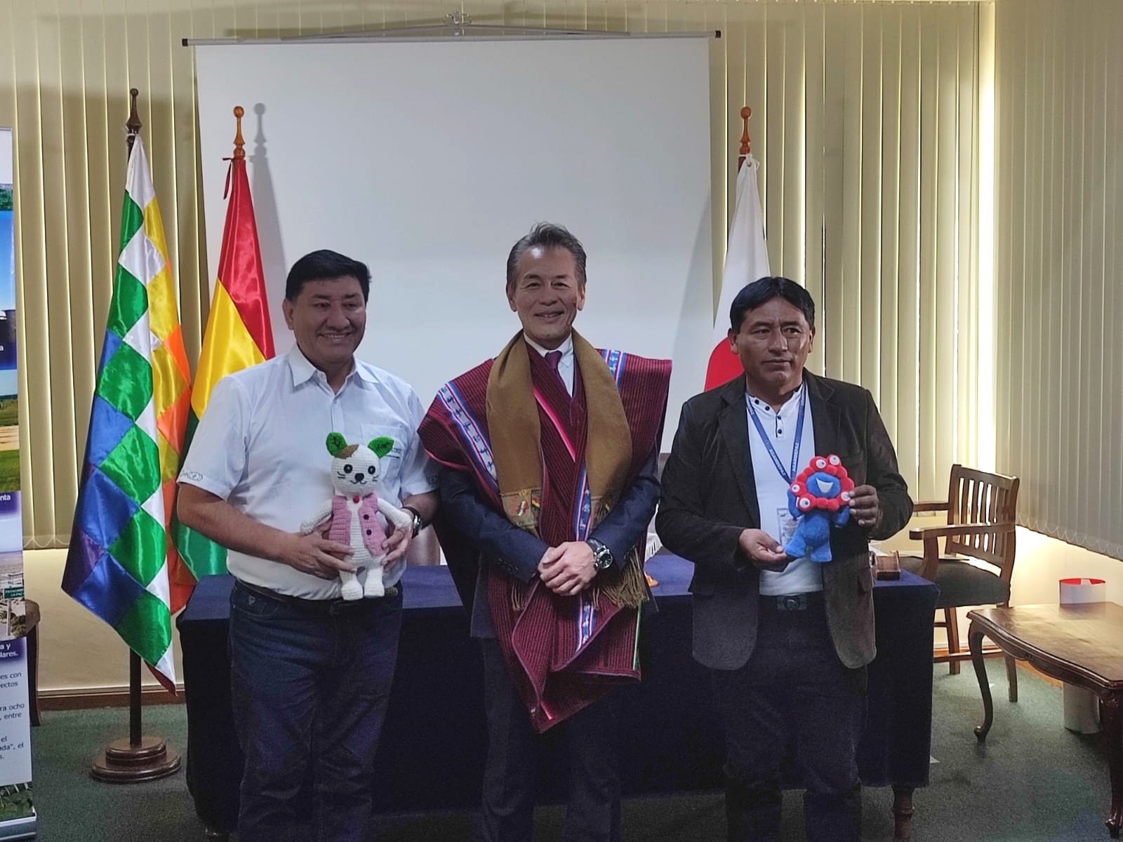 Alcalde de Mineros, Salvador Torrejón; Embajador Hiroshi Onomura; y Alcalde de Pucarani, Alberto Lucana. Foto: ABI