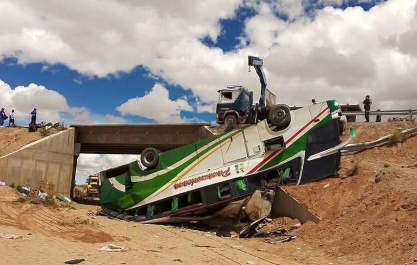 Vuelco de bus deja 19 muertos y 9 heridos en la carretera Uyuni-Tupiza