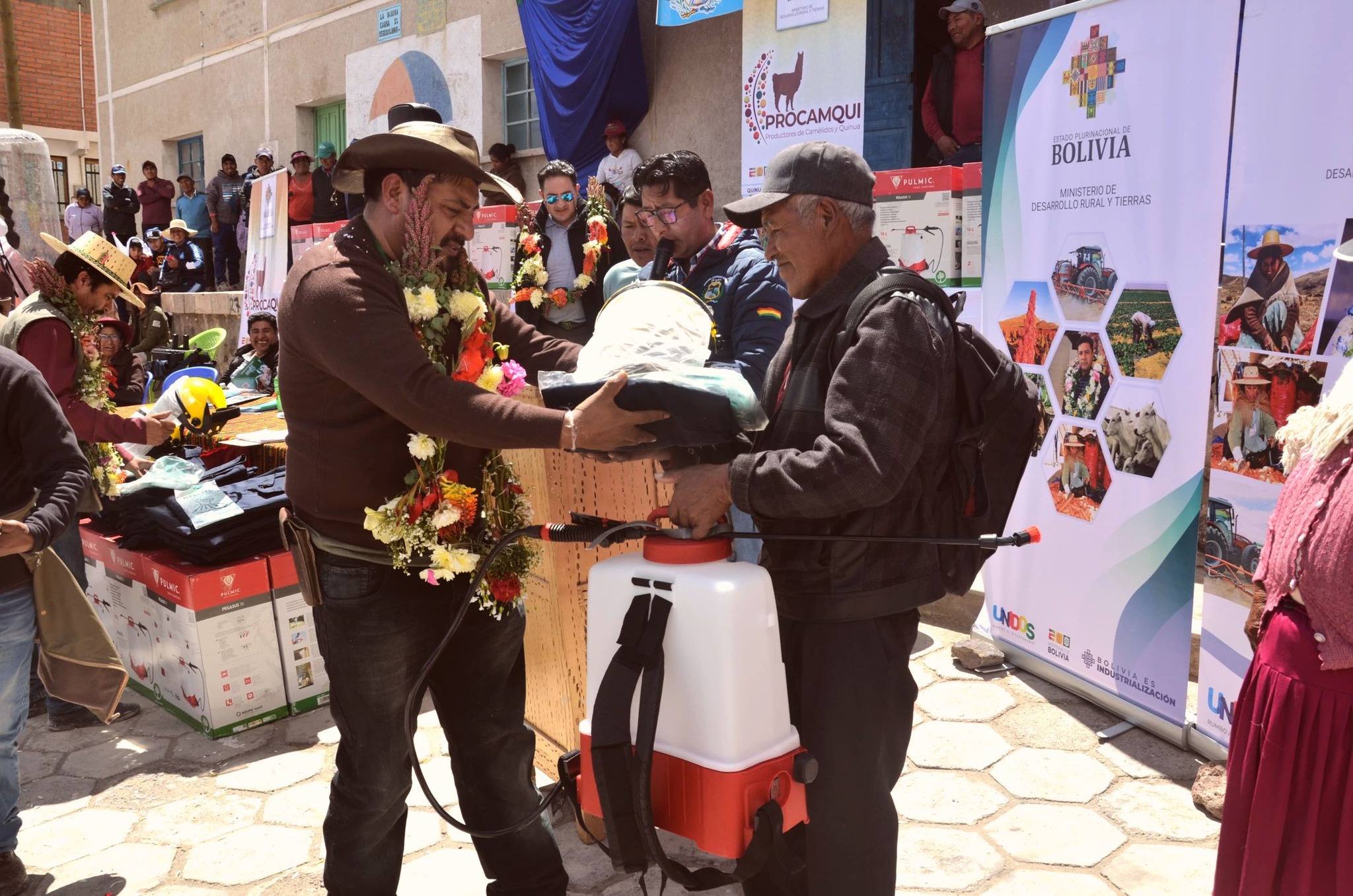 Entregan paquetes para mejorar producción de quinua en Llica con Bs 1,5 millones de inversión