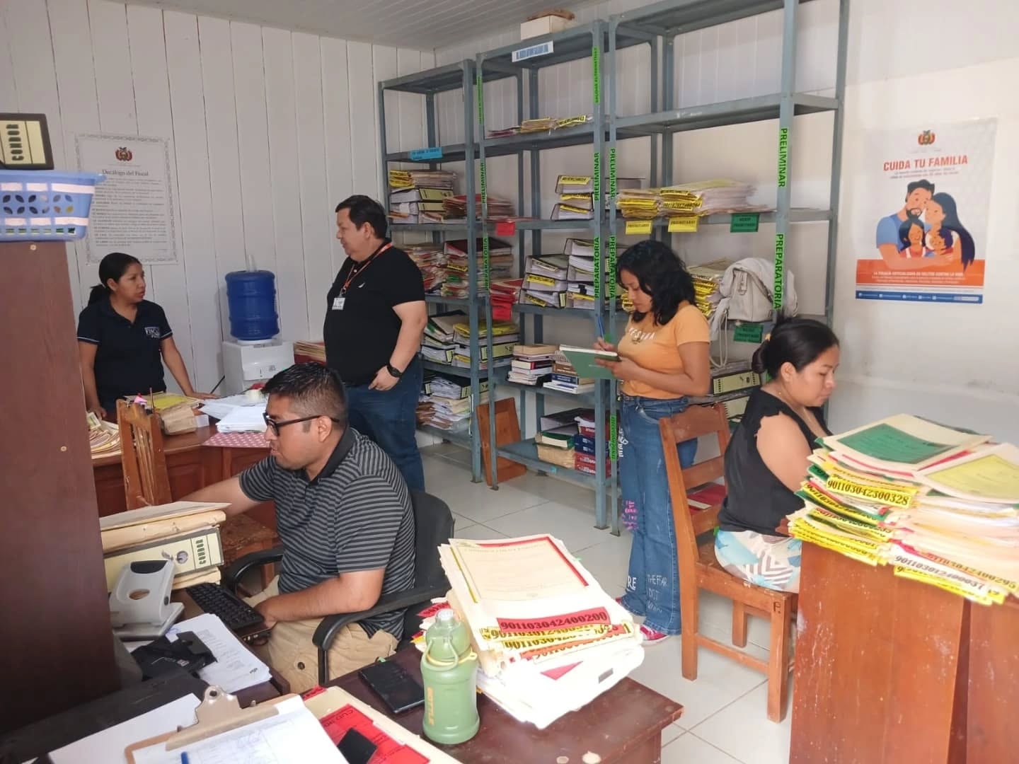 Fiscal departamental de Pando, Freddy Durán, realizando la supervisión de los despachos fiscales en Cobija. Foto: FGE