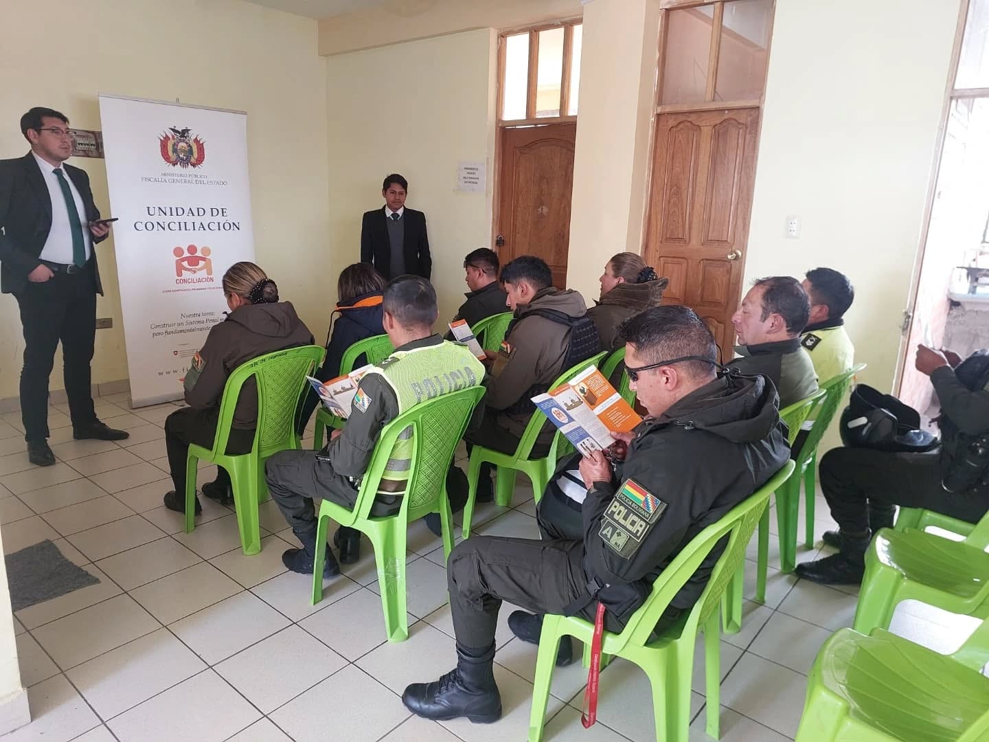 Jornada de socialización sobre la conciliación a Policías en Llallagua, Potosí. Foto: FGE