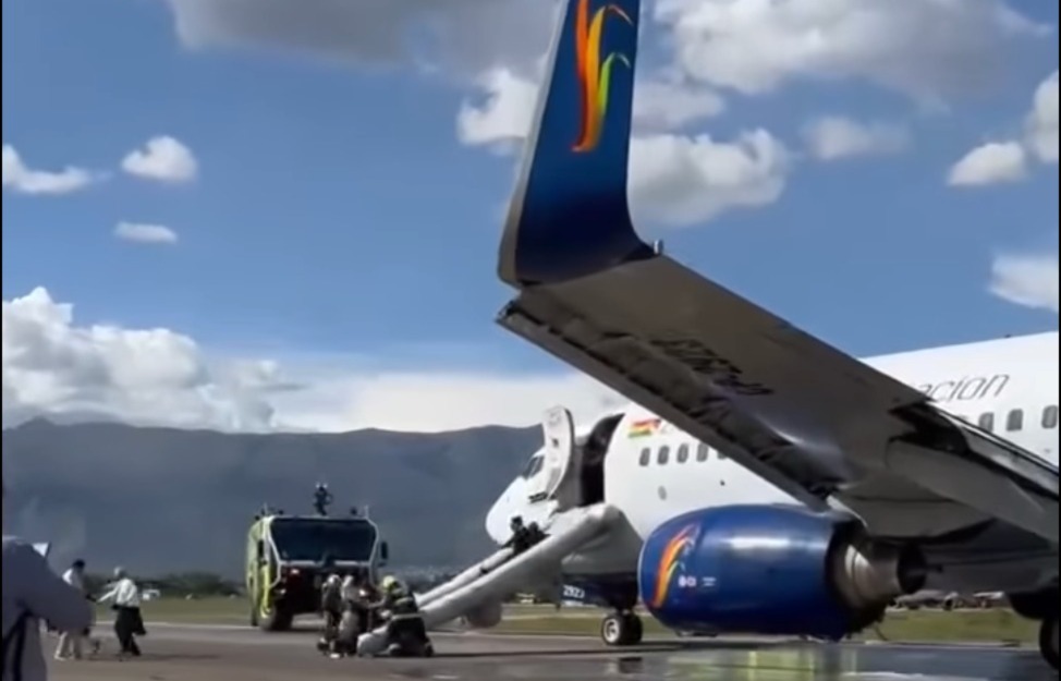 Evacuación de pasajeros por toboganes de un avión de BoA. Captura: RRSS