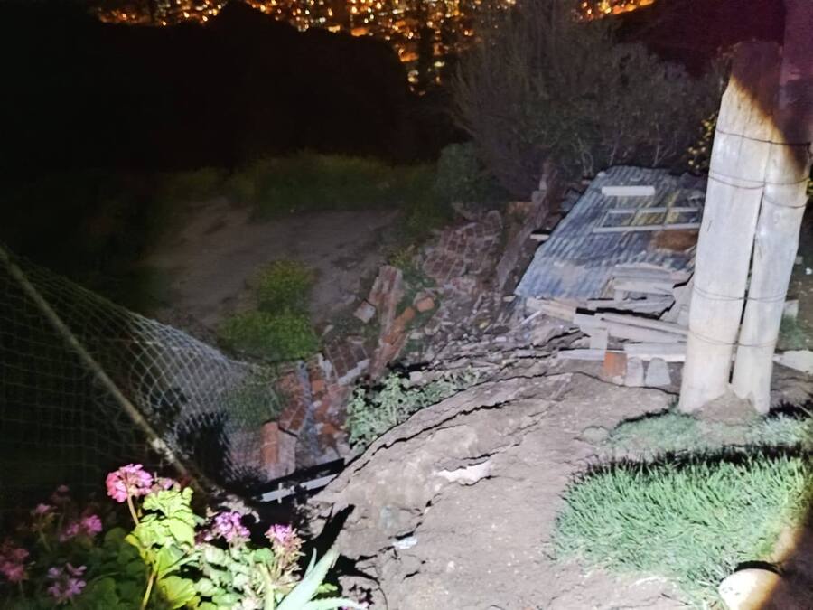 Cae un muro por colapso de talud en la zona Norte Bella Vista de La Paz, instruyen trabajos de mitigación