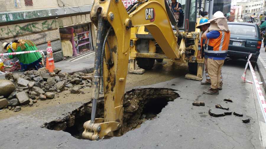 Cierran calle Genaro Sanjinés de La Paz por un sifonamiento