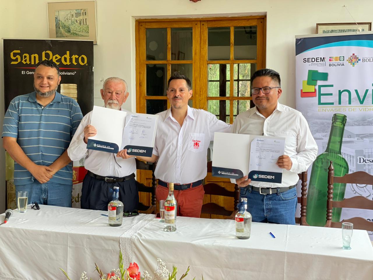 Firman acuerdo para provisión de 200.000 botellas de la estatal Envibol para el Singani “San Pedro”