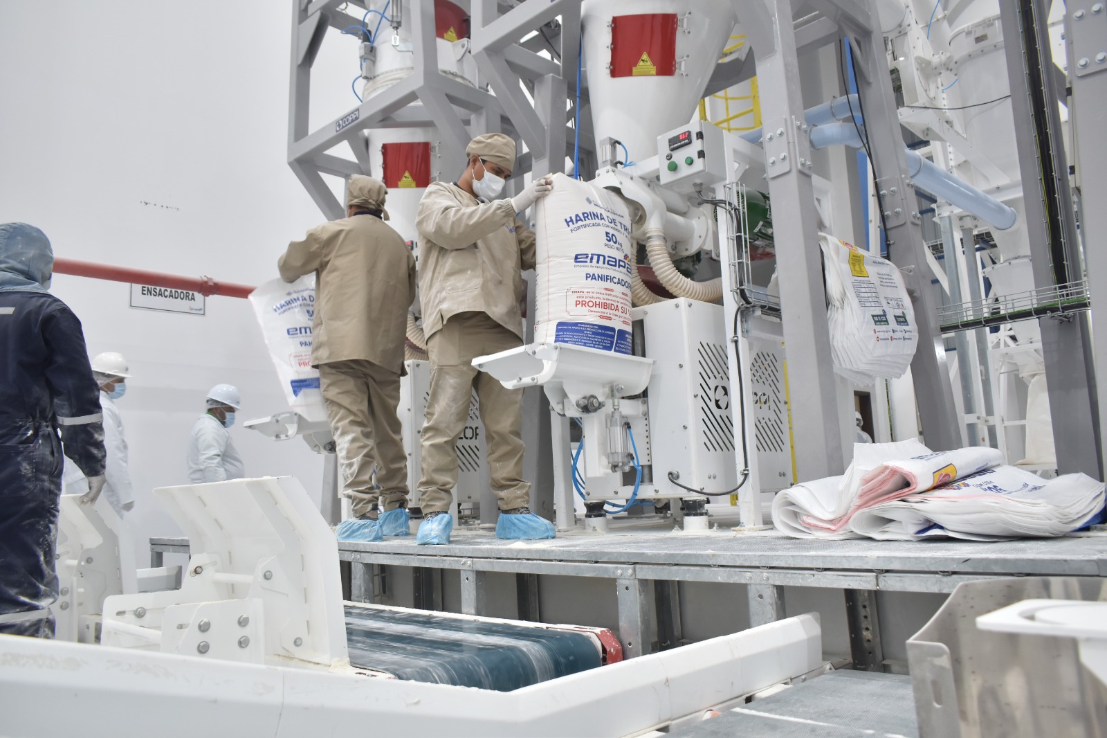 Área "ensacadora" de harina de trigo en la planta industrial de Viacha, La Paz. Foto: ABI