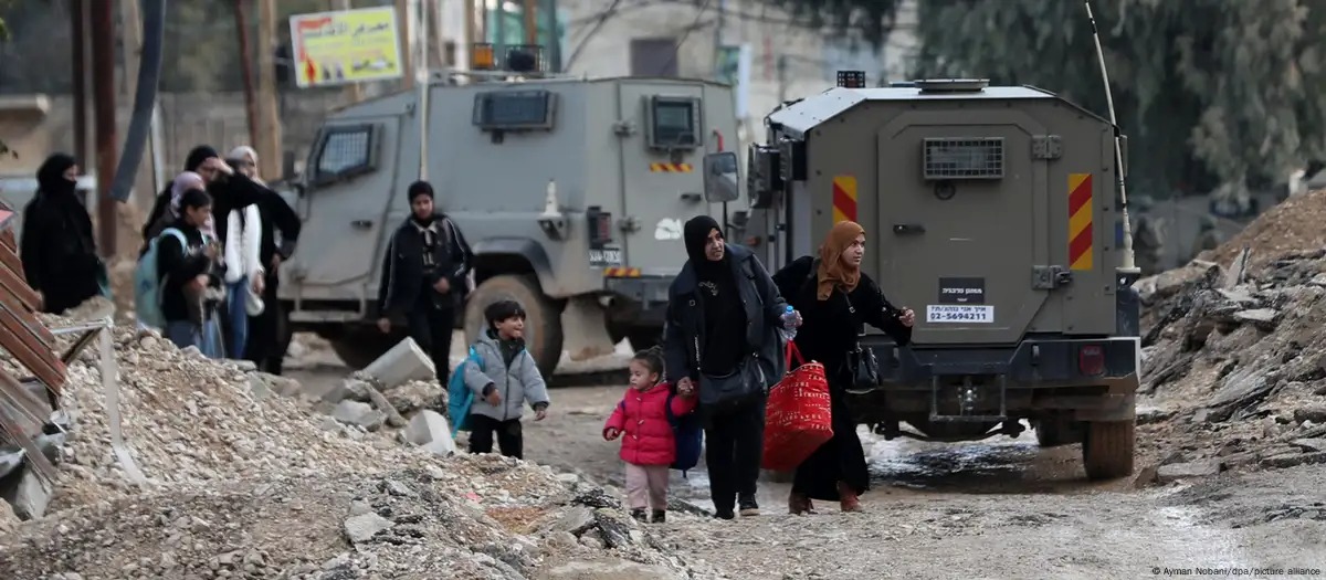 Palestinos llevan sus pertenencias, durante una operación militar israelí en Cisjordania. Imagen: Ayman Nobani 