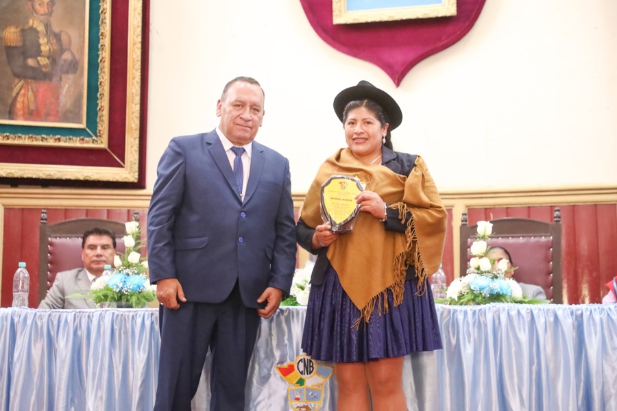 Otorgan el Emblema Azul al Colegio Nacional “Simón Bolívar” de Oruro, creado hace 199 años