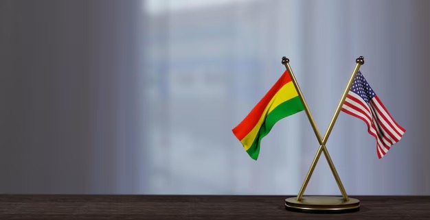 Bandera del Estado Plurinacional de Bolivia y de Estados Unidos. Foto: RRSS