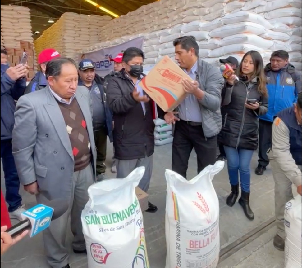 Gerente de Emapa, Franklin Flores, realiza al entrega simbólica a dirigentes del sector panificador de La Paz y El Alto. Captura: RRSS