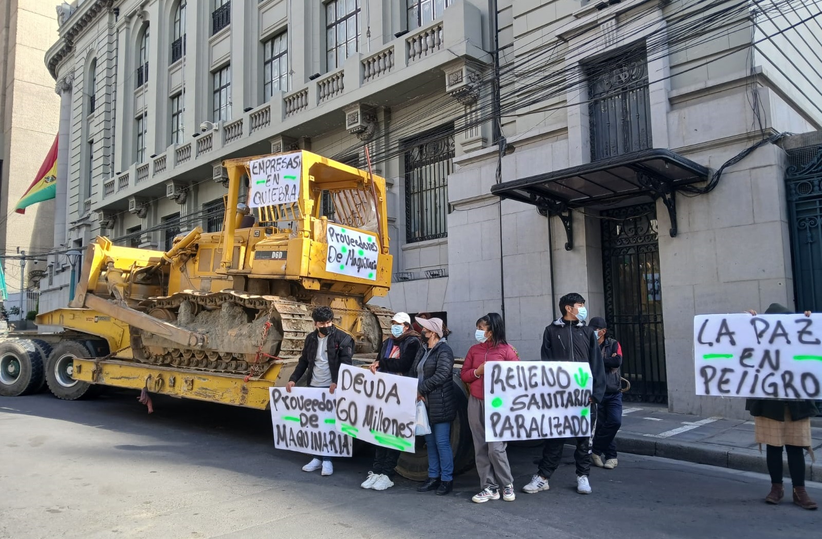 Empresas de maquinaria pesada bloquean la Alcaldía de La Paz y exigen pago de deudas en mora desde 2020