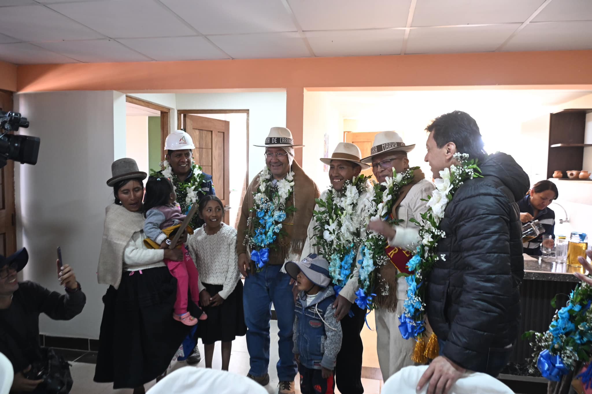 En región altiplánica de Curahuara de Carangas entregan 100 viviendas sociales, dos pozos de agua y un enlosetado