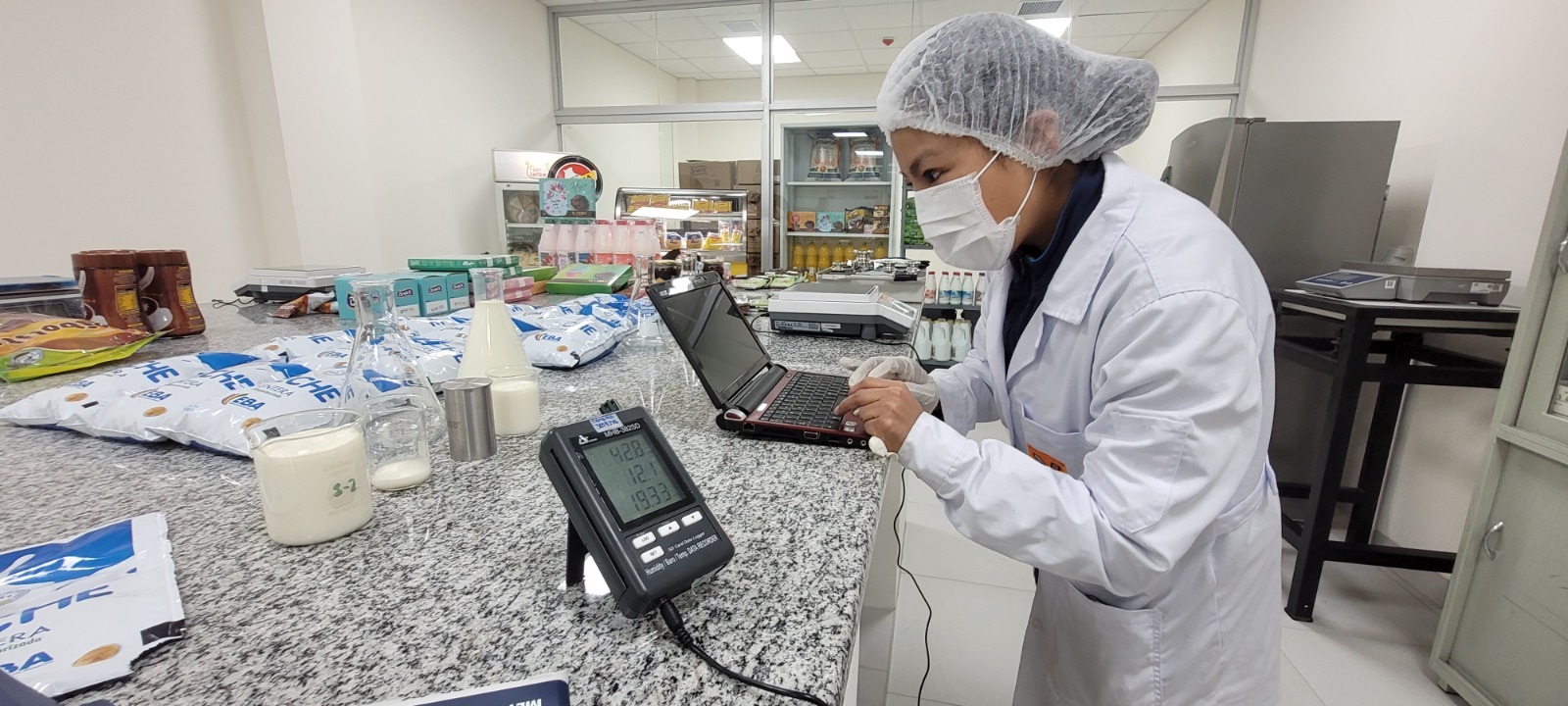 Personal del Instituto Boliviano de Metrología, realizando la medición y control de pesos exactos. Foto: Ibmetro