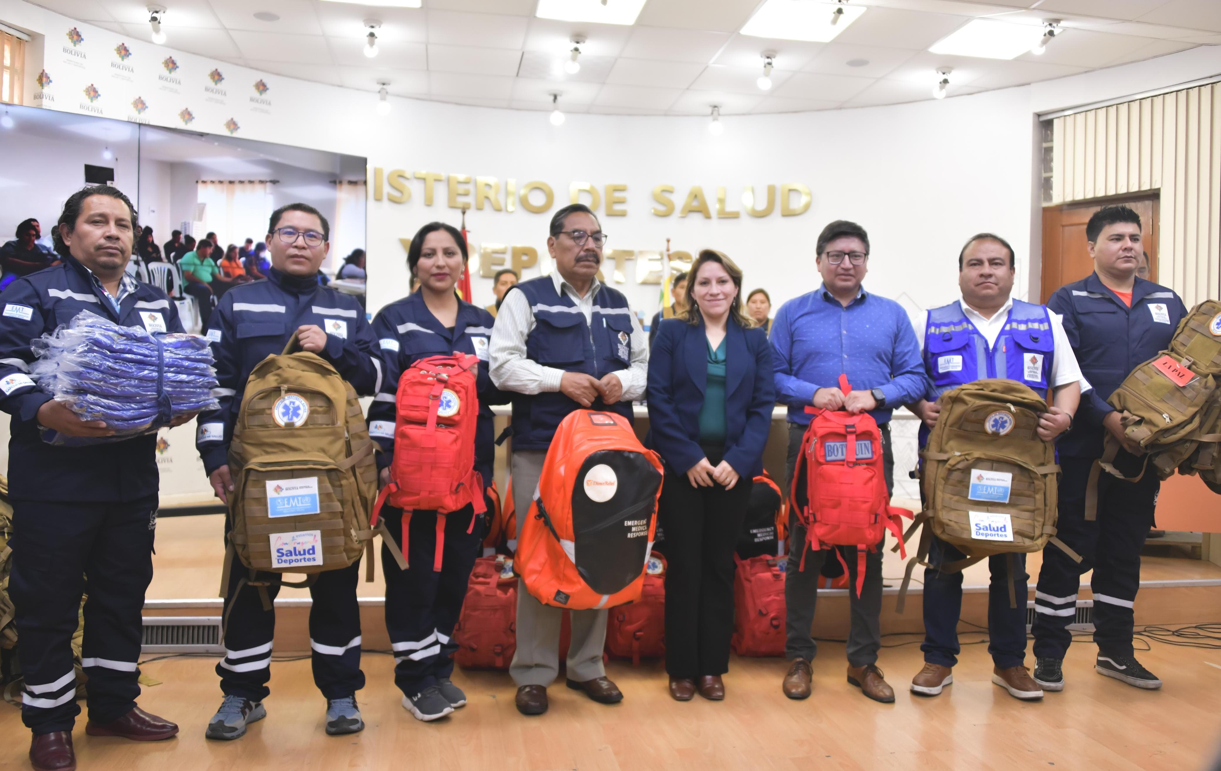 Entregan uniformes y mochilas tácticas para afrontar desastres por más de Bs 219.000