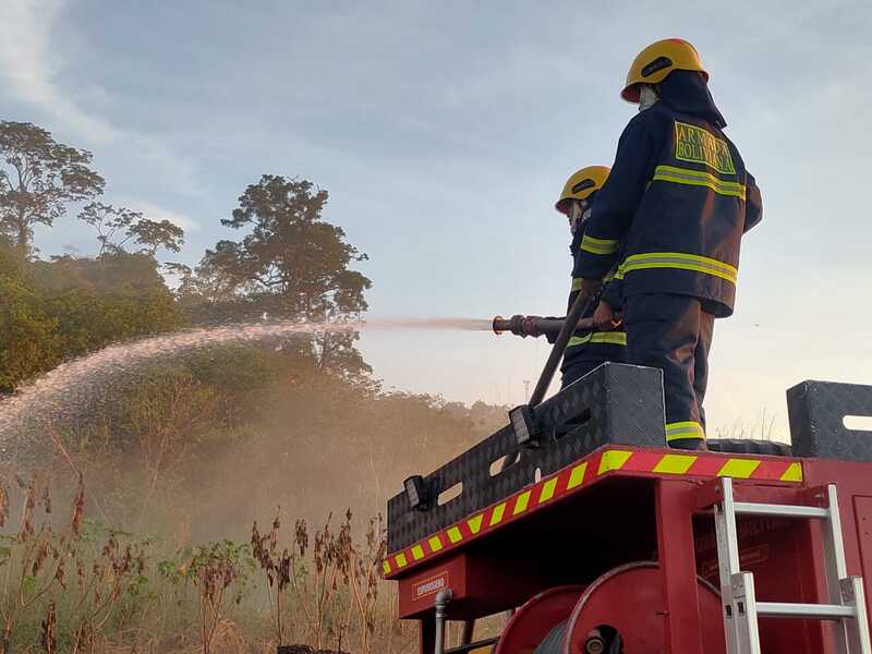 Bomberos forestales de la Armada controlan incendio en Puerto Quijarro