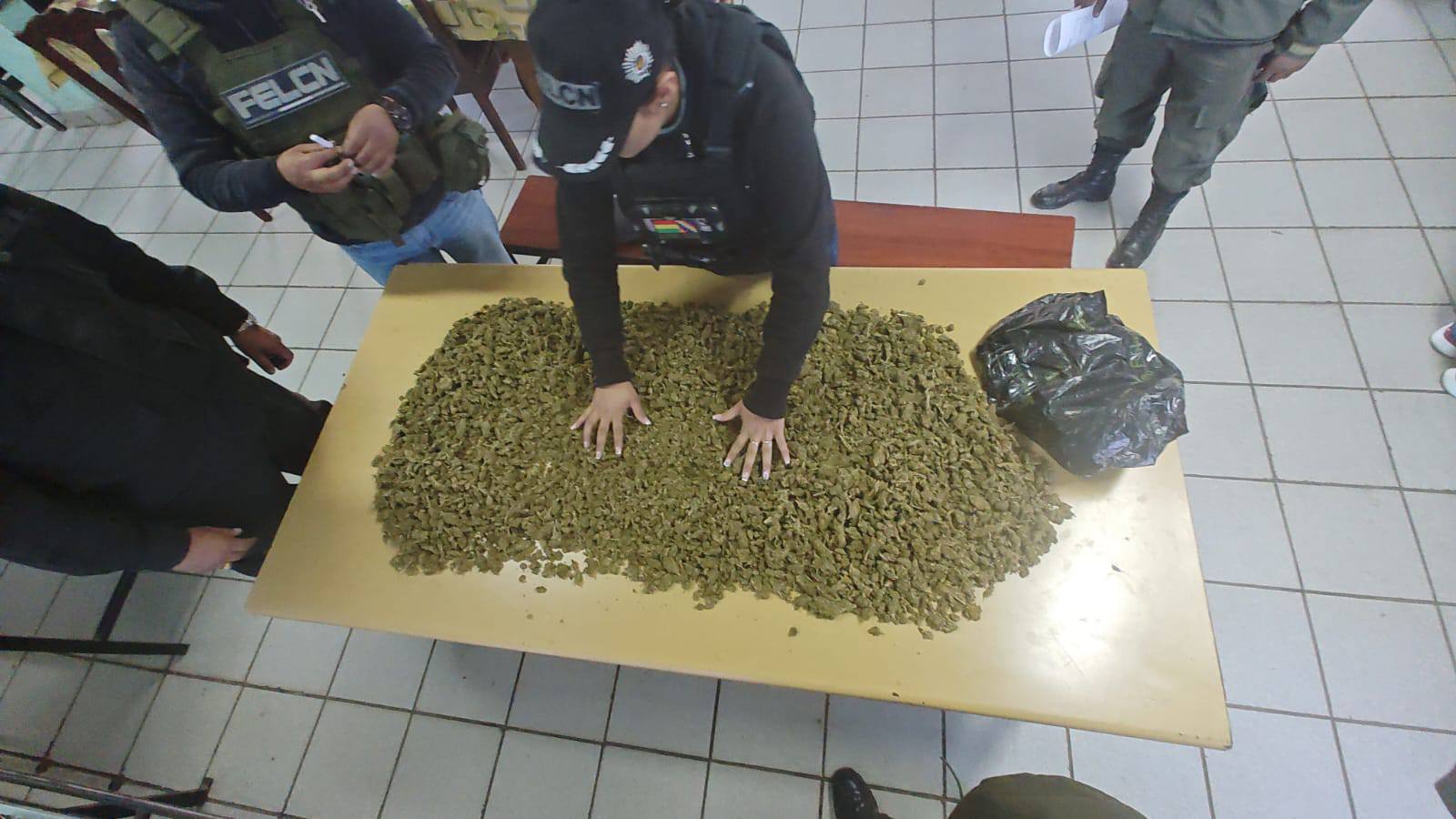 Aprehenden a policía que dejó ingresar marihuana al penal de Chonchocoro