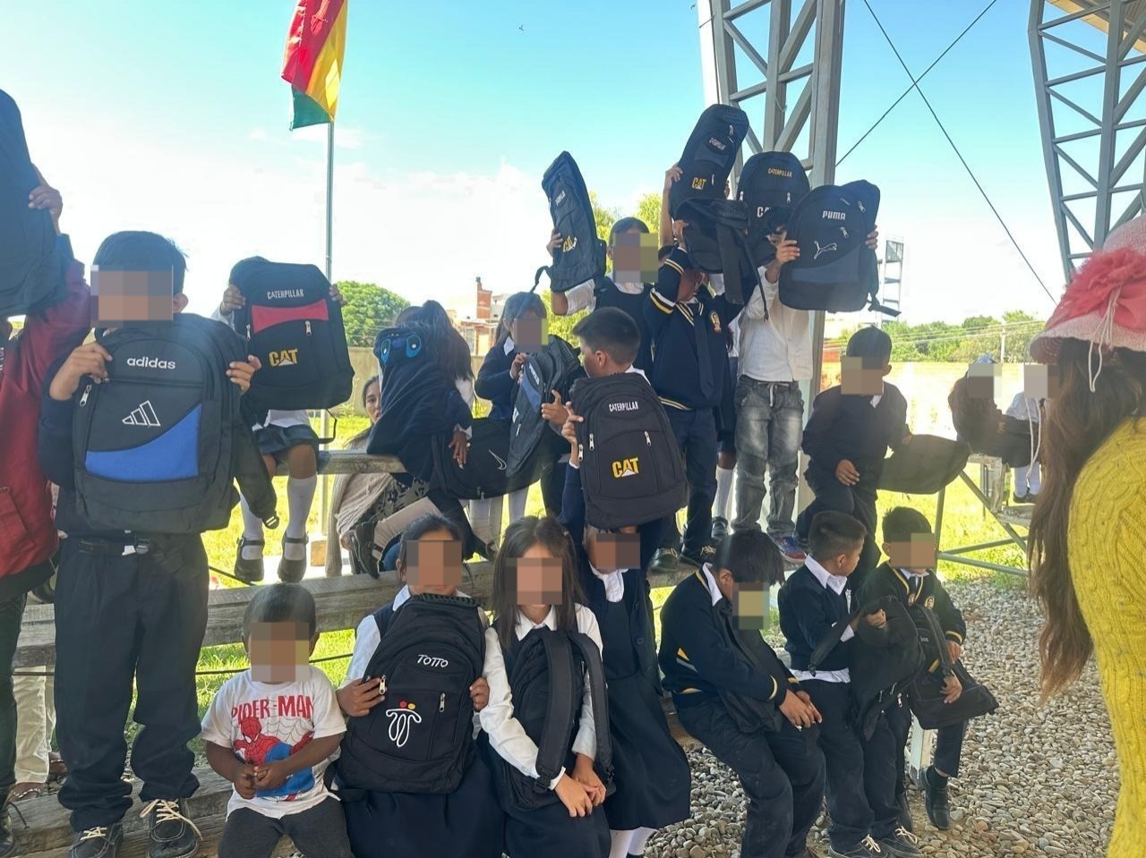 Estudiantes de una Unidad Educativa de Tarija beneficiados con una mochila escolar. Foto: FGE