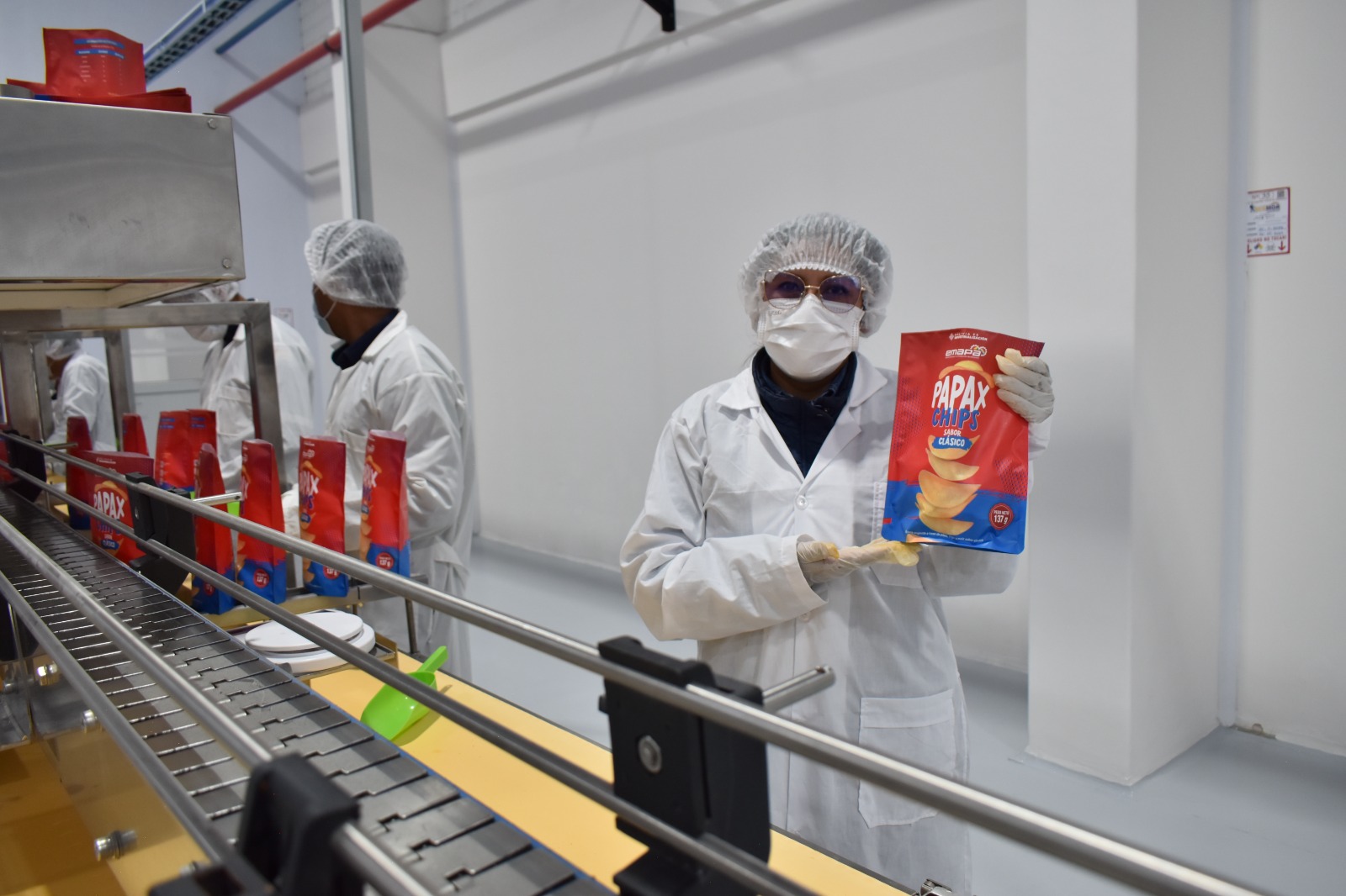 Producción de las hojuelas crocantes de papa “Papax Chips” de la Planta Industrializadora de papa, El Alto. Foto: ABI