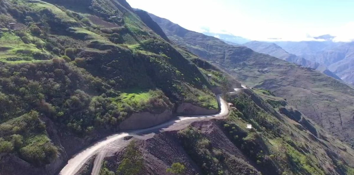 Plataforma vial sede y provoca el despeñamiento de un camión con el saldo de dos muertos en La Paz